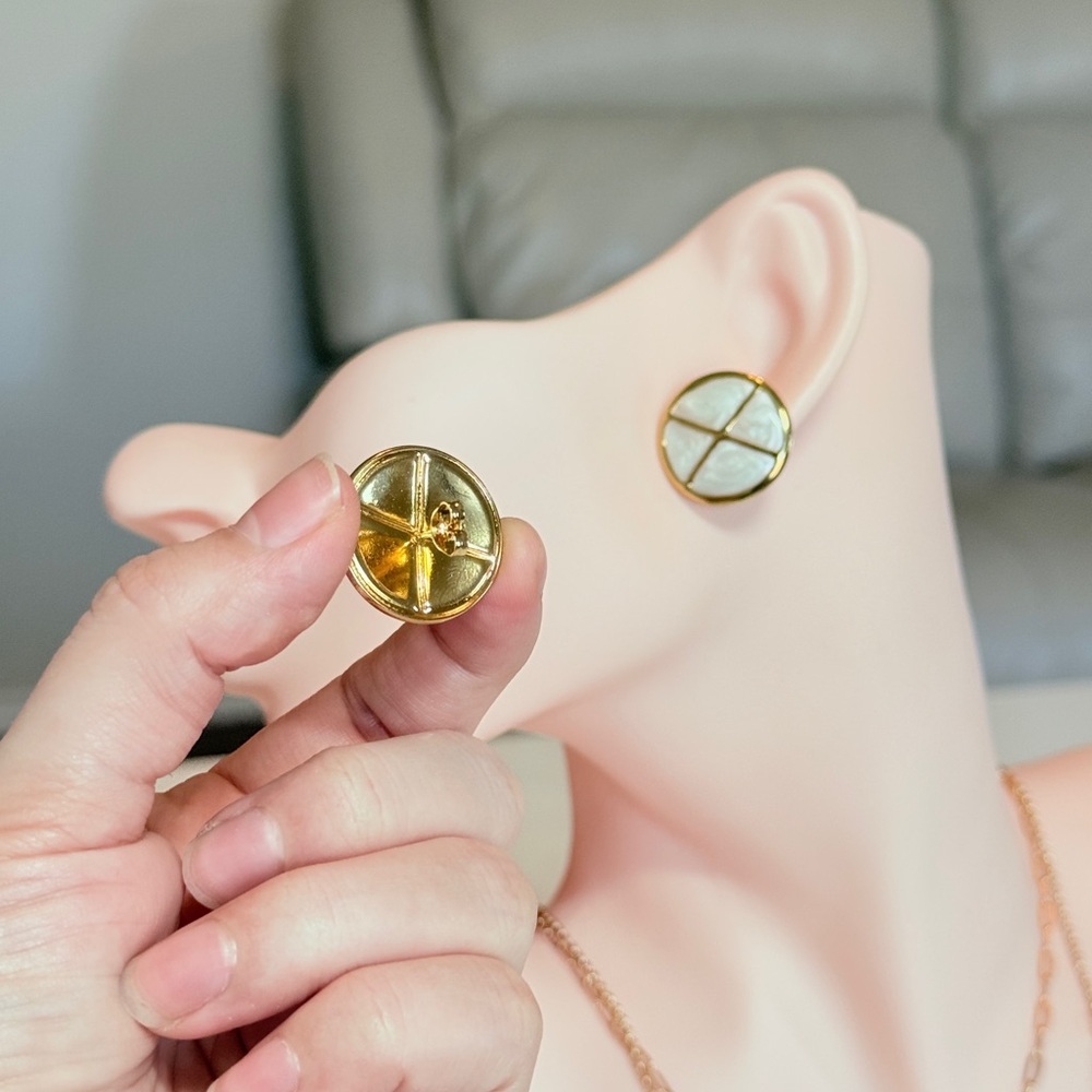 ⚜️ Elegant Gold and White Earrings - Picture 8 of 10